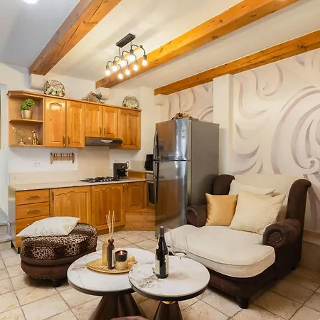 Next To The * 마카르스카