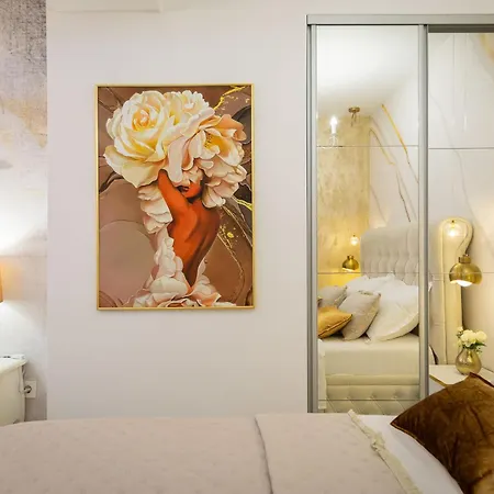 아파트 Next To The *